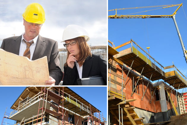 Baubegleiter mit Plan bei Baustellen-Besprechung mit Architektin