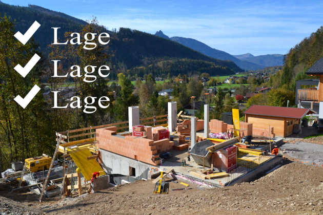 Baugrund in Hanglage mit Ausblick auf Berge und grüne Landschaft