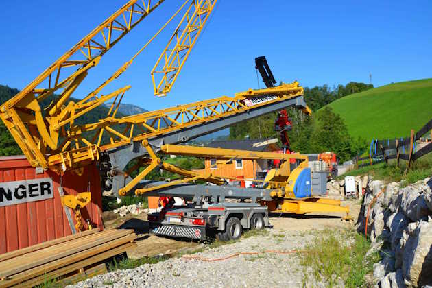 Baukranaufstellung auf EFH-Baustelle