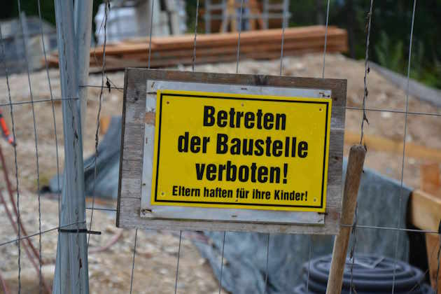 Bauzaun mit Tafel Baustelle betreten verboten