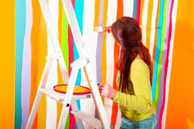 Mit bunten senkrechten Farbstreifen bemalte Wand