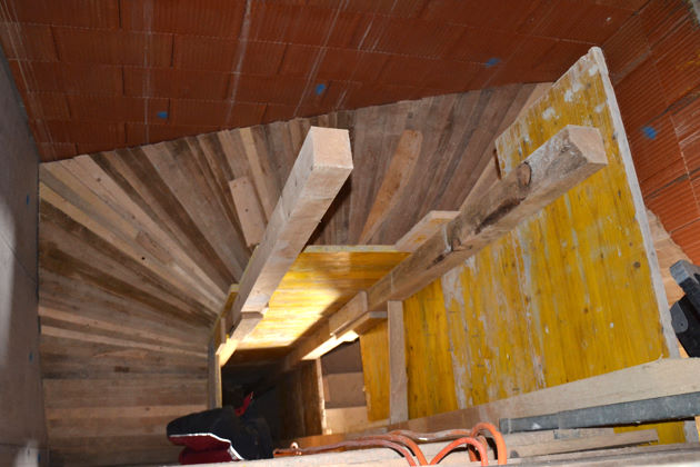 Treppenlaufschalung mit aus Holzbrettern geschnittenen Keilen