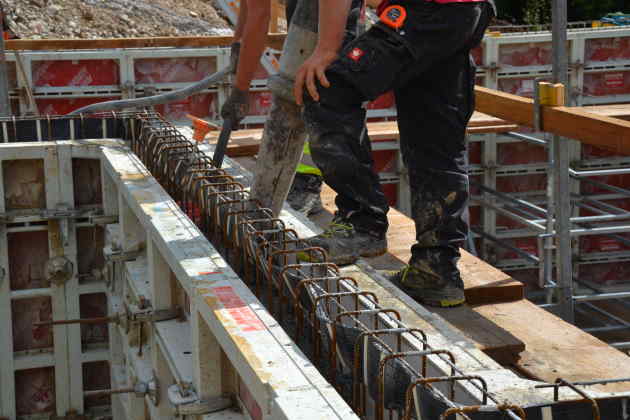 Betoneinbau in geschalte und bewehrte Kellerwand