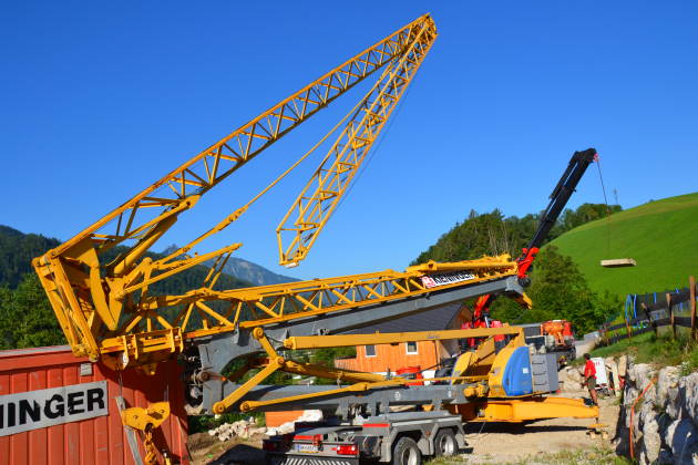 Aufbau Selbstmontagekran auf Baustelle