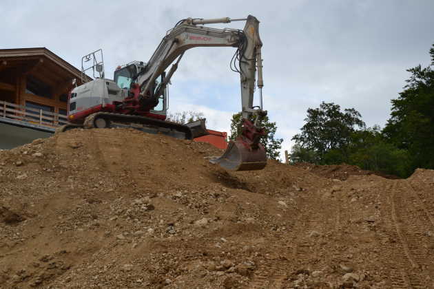 Bagger mit Aushubmaterial