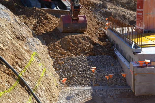 Bagger, Hinterfüllung Keller mit Aushubmaterial