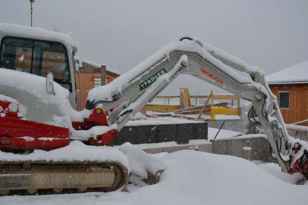 Bagger bei Schnee und Frost