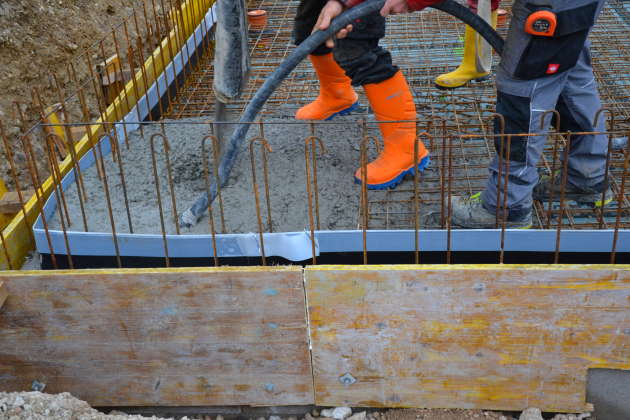 Betoneinbau Bodenplatte und Betonrüttler
