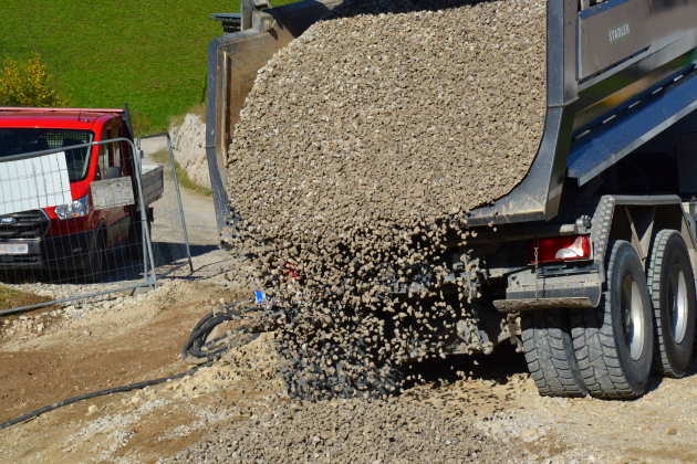 Kipper-LKW, Abladung kapillarbrechender Kies