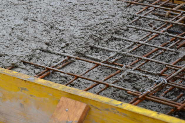 Frischer Beton in bewehrter Bodenplatte