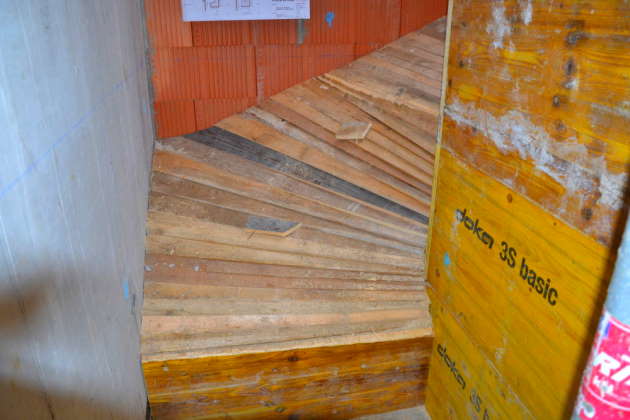 Zimmermannsmäßig mit Holzkeilen geschalte gewendelte Betontreppe