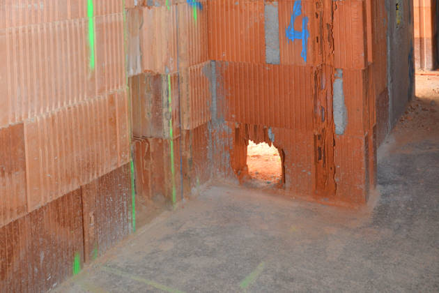 Ziegel-Innenmauerwerk mit gestemmten Schlitzen und Durchbruch