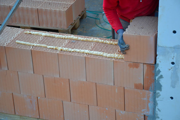 Ziegel Plansteinmauerwerk mit PU-Schaum