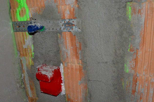 Schlitze in Mauerwerk bis 20 cm mit Mauermörtel schließen