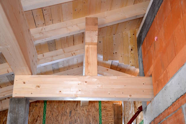 Dachstuhl mit verschiedenen Holzquerschnitten
