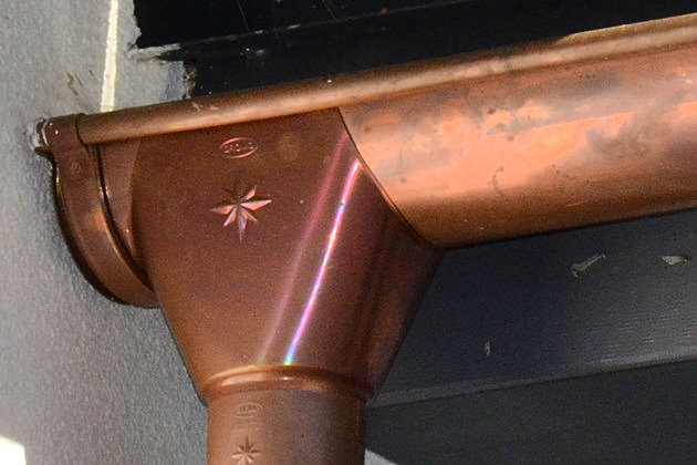 Halbrunde Kupferdachrinne mit Einhängekessel