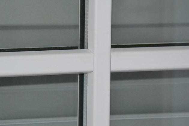 Klebesprossen bei weißem Kunststofffenster