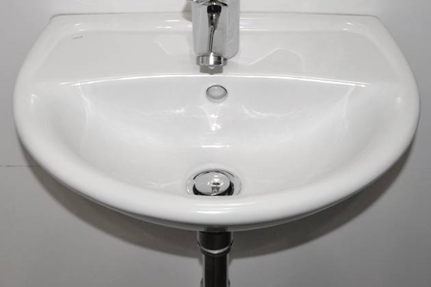 Handwaschbecken aus weißer Sanitärkeramik