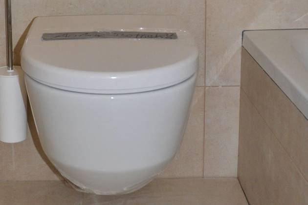 Wand-WC aus weißer Sanitärkeramik