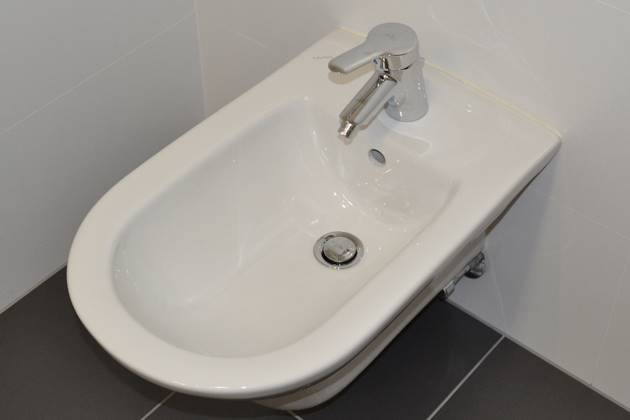 Bidet aus weißer Sanitärkeramik