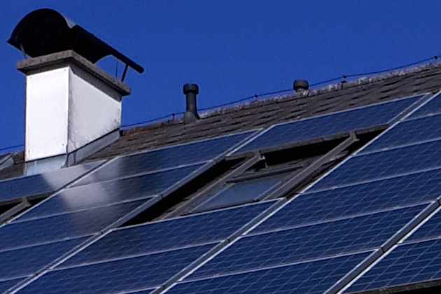 Auf Dach installierte Photovoltaikmodule