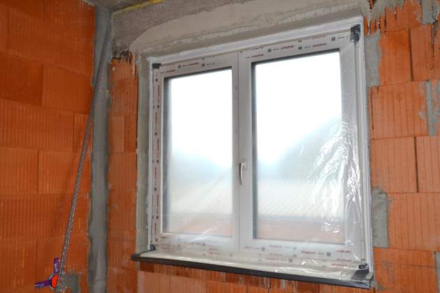 Abdeckung Fenster in Ziegelmauerwerk mit Baufolie für Innenputzarbeiten