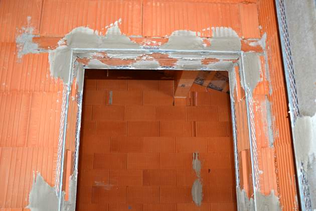 Kantenschutzprofile bei Ziegelmauerwerk für Innenputz