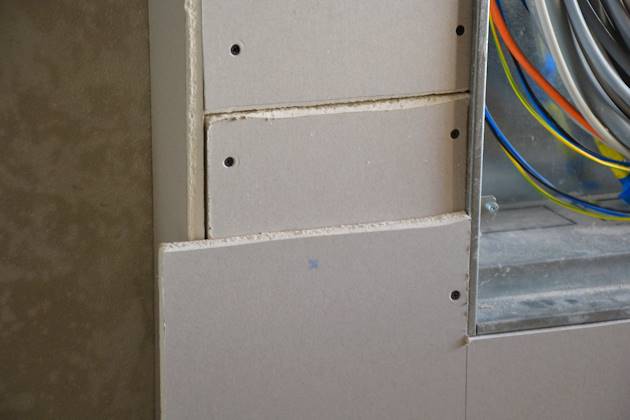 Zweilagige Gipsplatten bei Verkleidung Elektroschrank