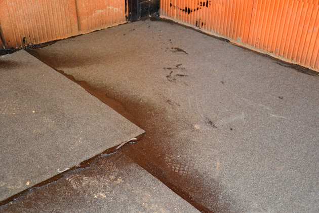 Heiß verklebte Bitumenbahnen auf waagrechter Betonfläche