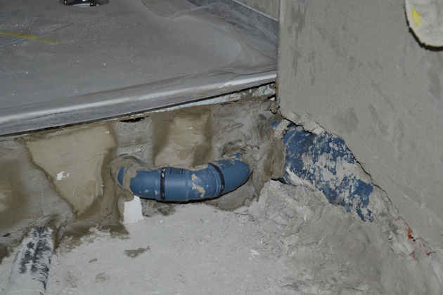 bib-lg21-fliesenlegerarbeiten-wissen-rohre-unter-dusche-01-630x420.jpg