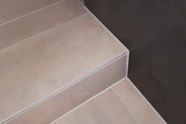 Fliesen Acryl-Verfugung bei Treppenstufen