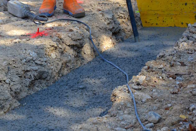 Streifenfundament mit Beton zwischen Erdwänden