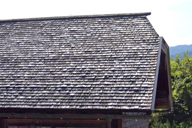 Dacheindeckung Satteldach mit Holzschindeln
