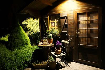 Abbildung 3: Eine Gartenhütte kann ein guter Arbeitsplatz sein – wenn die Hütte gut ausgeleuchtet ist und  eine Isolierung hat. Dann ist sie sogar das ganze Jahr über als Ort zum Arbeiten nutzbar.