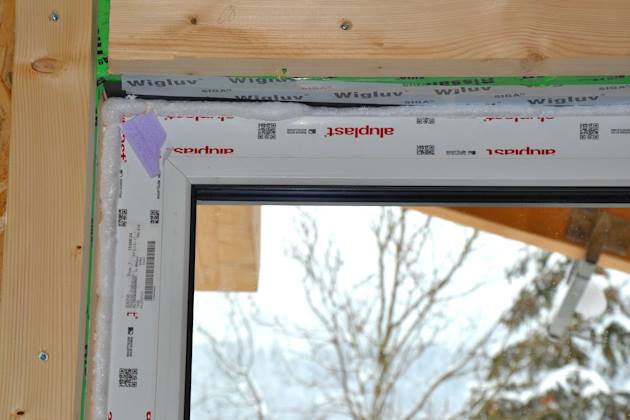 Kunststofffenster in Holzwand mit ausgeschäumter Bauanschlussfuge