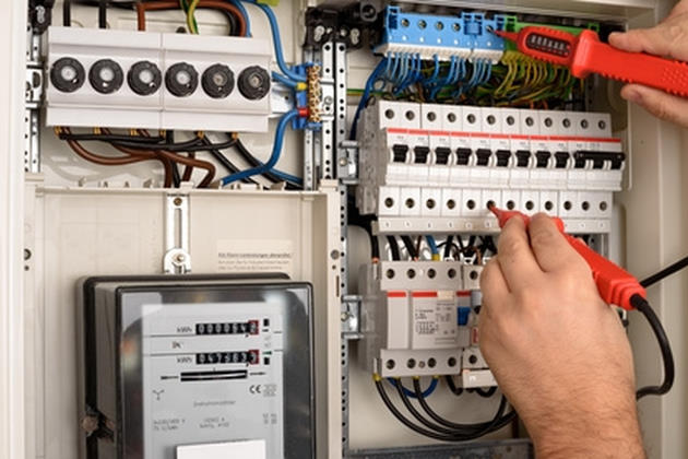 Handwerker bei Elektroinstallation