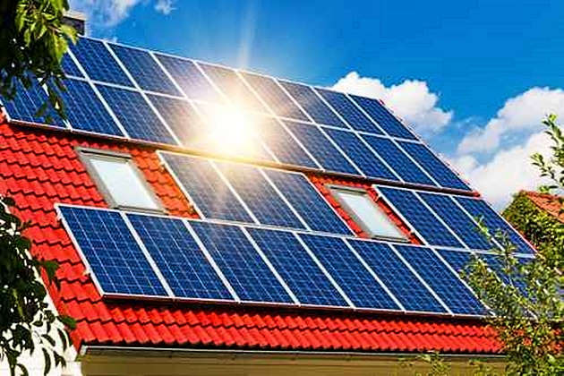 Photovoltaikanlage auf rot gedecktem Satteldach