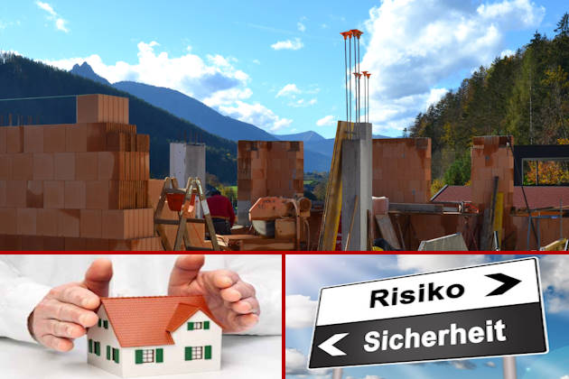 Hausbau-Baustelle mit schützenden Händen über Modellhaus und Tafeln Risiko und Sicherheit