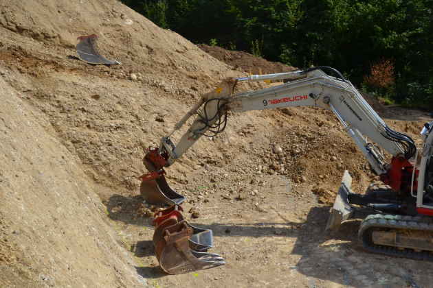 Baugrube mit Bagger ausheben