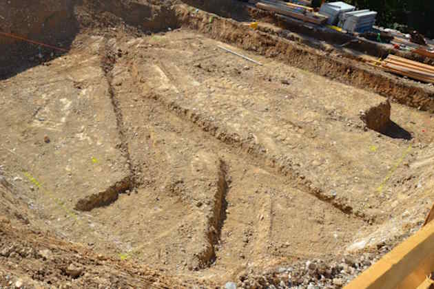 Baugrubensohle mit Rohrgräben für Kanal