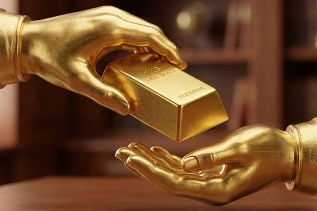3D-Gold-Piktogramm für den Warenkauf: Eine goldene Hand übergibt einen echten Goldbarren direkt in eine bereitstehende Hand.