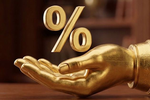Plastisches 3D-Goldsymbol: Eine Hand aus reinem Gold hält ein Prozentzeichen als Zeichen für Provisionen.