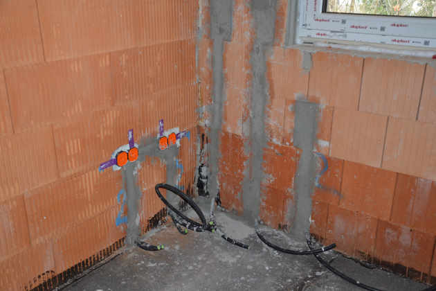 Schlitze in Ziegelmauerwerk nach E-Installation grob schließen