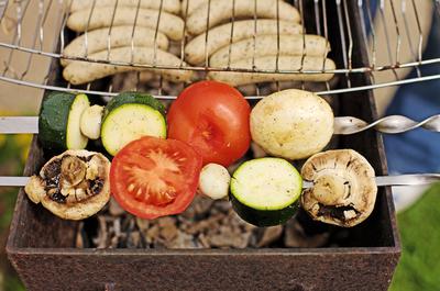 02 Unkompliziertes Grillen bei Wind und Wetter in der Outdoorküche.