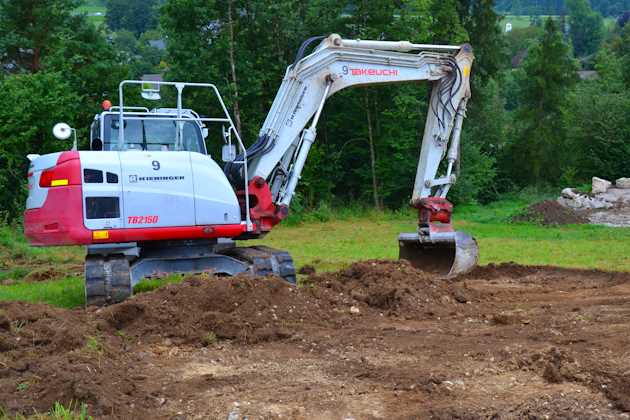 Bagger beim Humus abheben