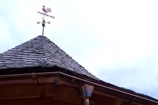 Mit Holzschindeln gedecktes Turmdach mit Kupferblech-Wetterhahn vom Galanteriespengler