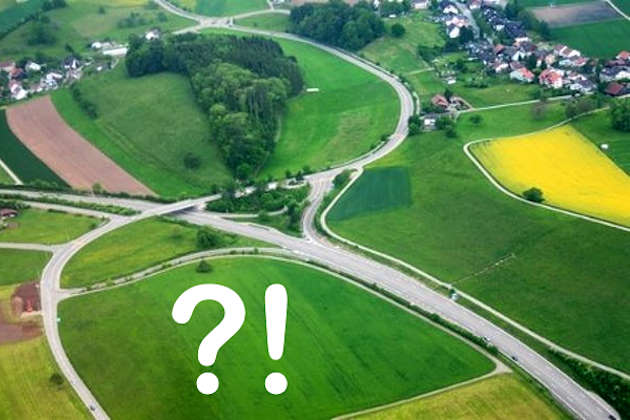 Baugrundstücke mit neu gebauten Straßen rundherum