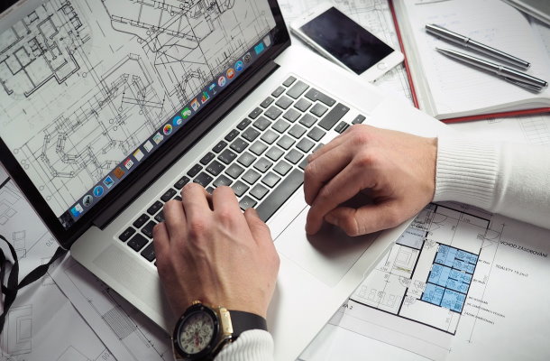 Planer bei CAD-Planung auf Laptop