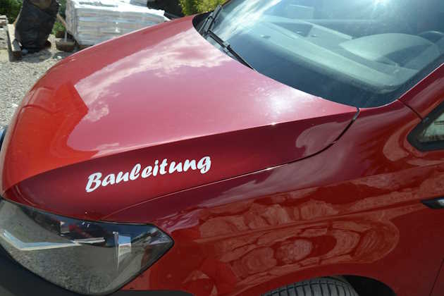 Rotes Bauleiterauto mit Aufschrift Bauleitung