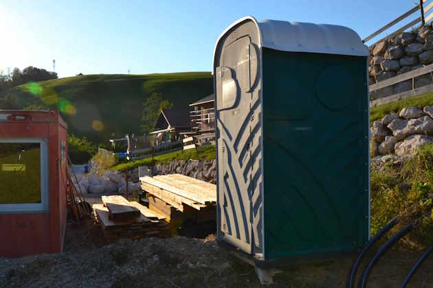 Chemische Toilette auf Baustelle